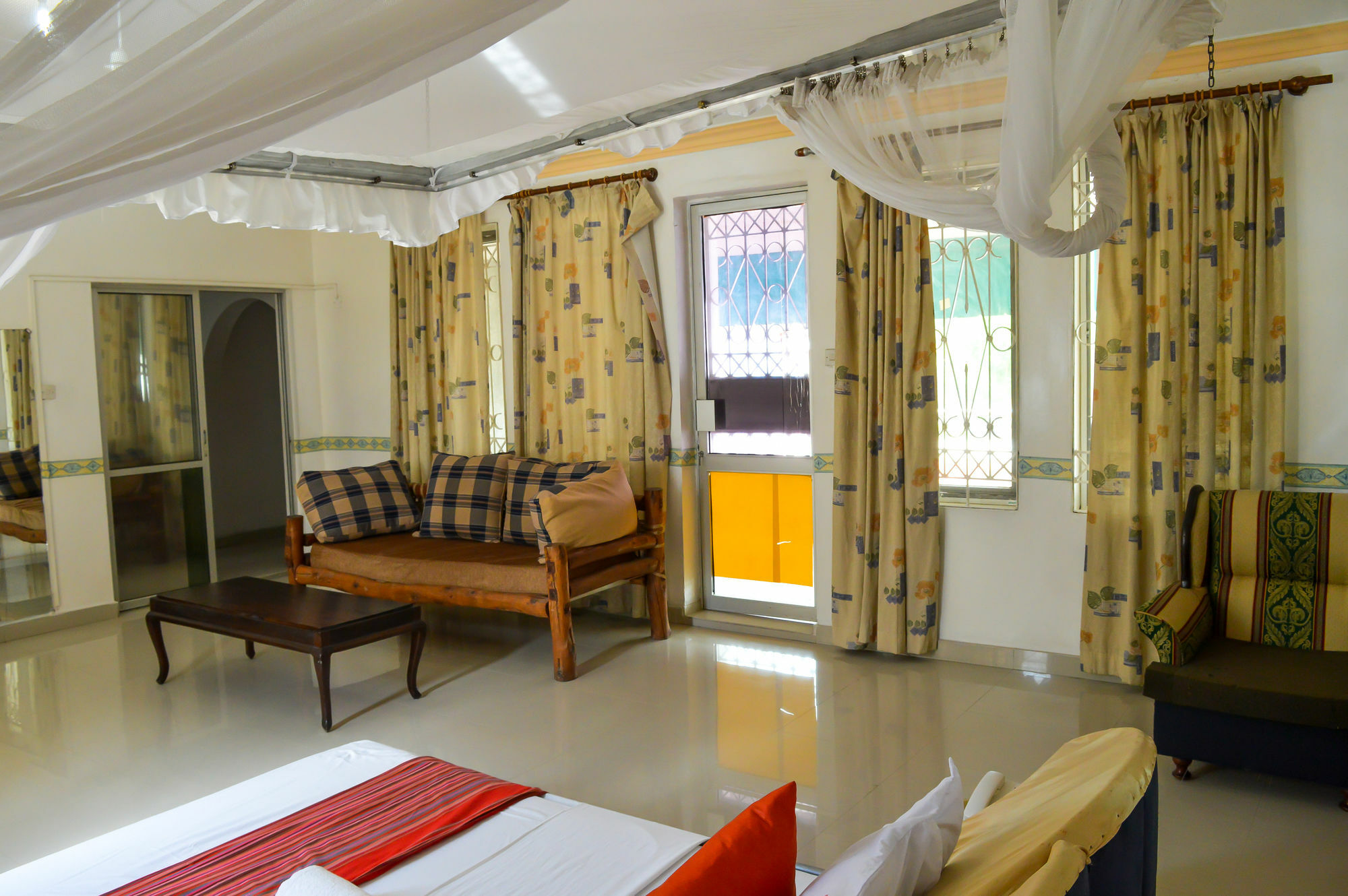 Sanana Conference Center And Holiday Resort Mombasa Bagian luar foto